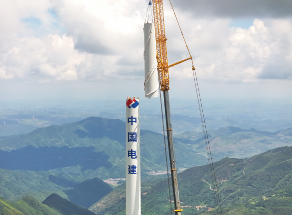 湖南歐陽海風(fēng)電場(chǎng)二期項(xiàng)目完成首臺(tái)風(fēng)機(jī)吊裝