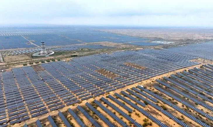 庫布其沙漠達拉特光伏電站推進生態(tài)治理與能源轉型