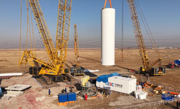 中國(guó)能建肇東300MW一期風(fēng)電項(xiàng)目風(fēng)機(jī)首吊順利完成