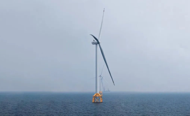 中國首個深遠海雙饋機組風電項目完成批量吊裝