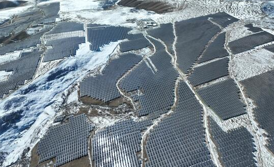 世界最大水光互補項目關(guān)鍵工程索絨光伏電站并網(wǎng)發(fā)電